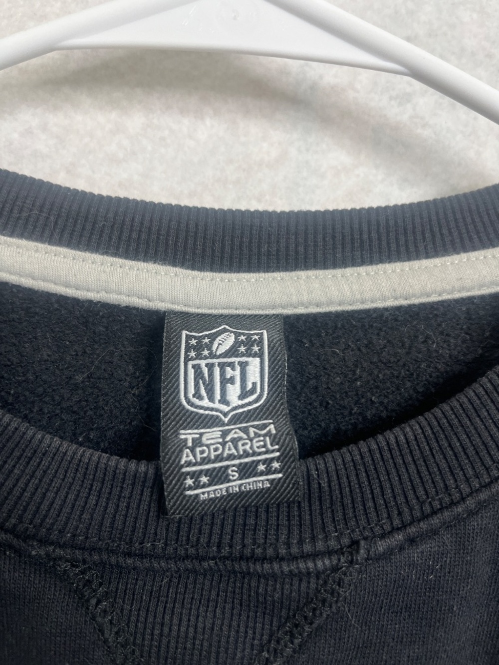 NFL Las Vegas Raiders Cropped Sweatshirt Black Graphic Crewneck Size Small - Picture 3 of 3